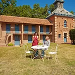 Domaine Du Buc, Le Chateau