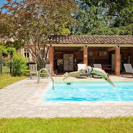 Alojamento de Acomodação e Pequeno-almoço Domaine Du Buc, Le Château 2*
