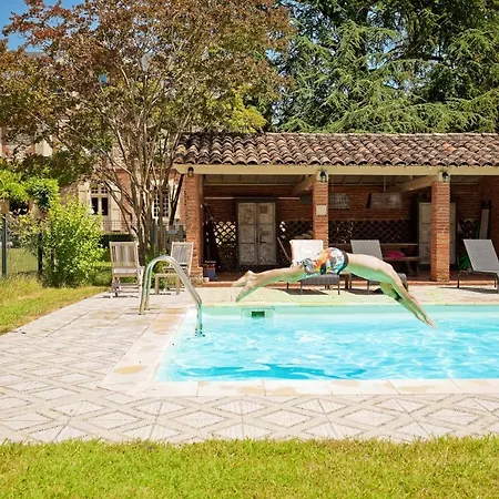 לינה וארוחת בוקר Domaine Du Buc, Le Chateau 4*