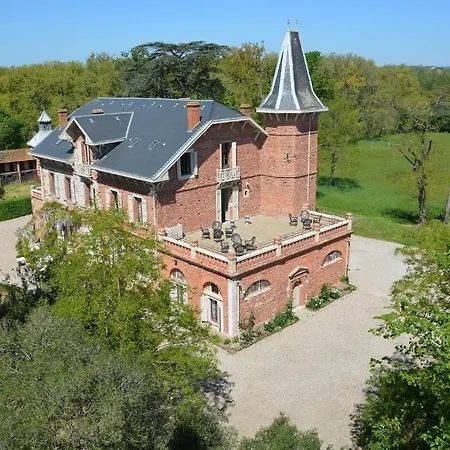 Domaine Du Buc, Le Château 2*